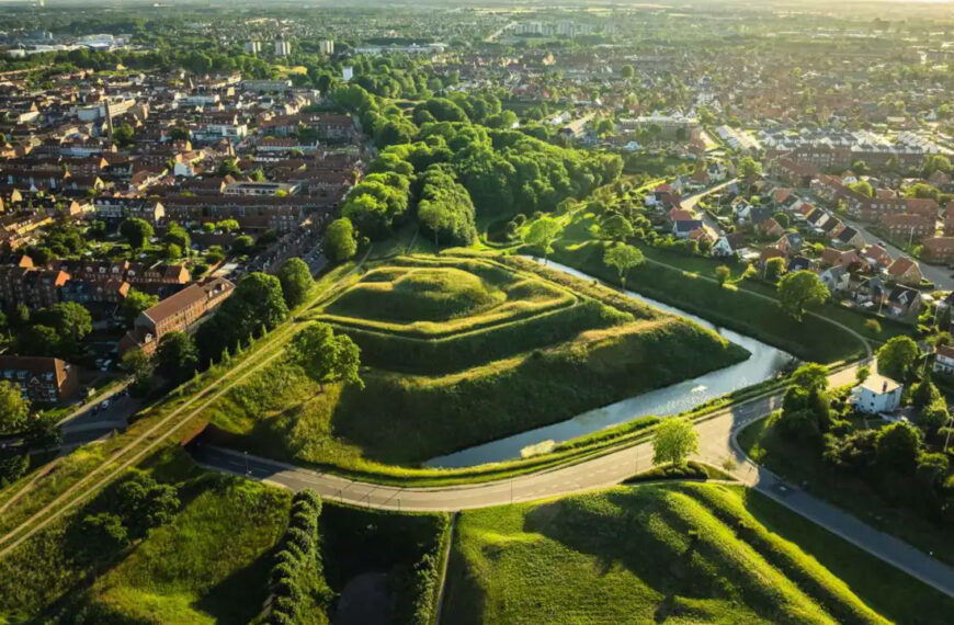 Blick auf eine grübe Bastion der befestigten Idealstadt Fredericia