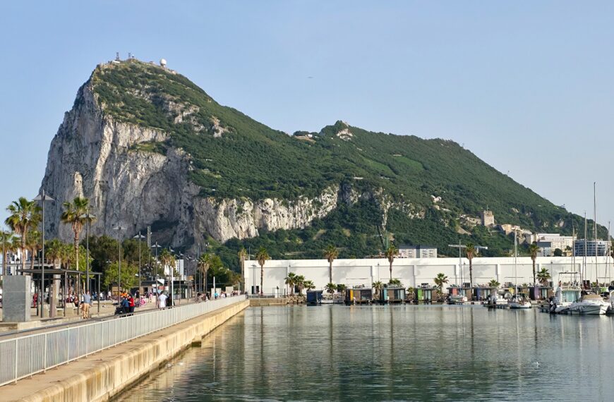 Widok na Gibraltar z portu