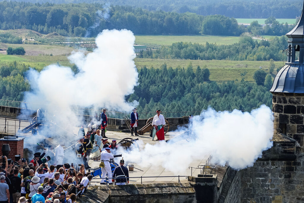 Historisches Fest mit Kanonenschüssen auf der Festung Königstein (Sachsen)