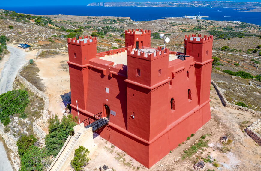 Torre rossa sulla costa maltese