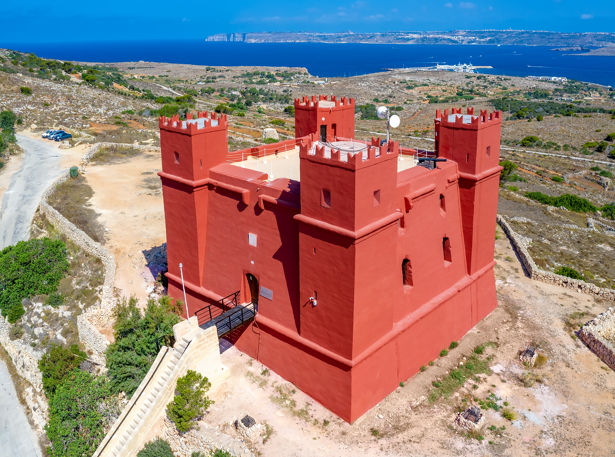 Torre rossa sulla costa maltese