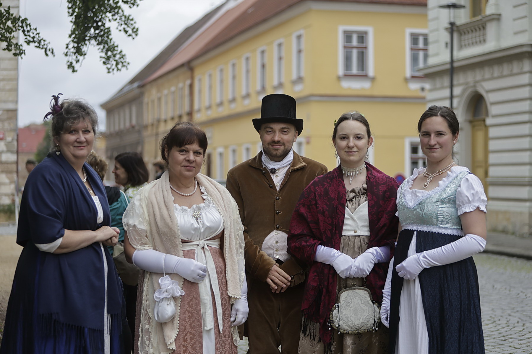 Menschen in historischen Kostümen in der Festungsidealstadt Josephstadt (Josefov, CZ).
